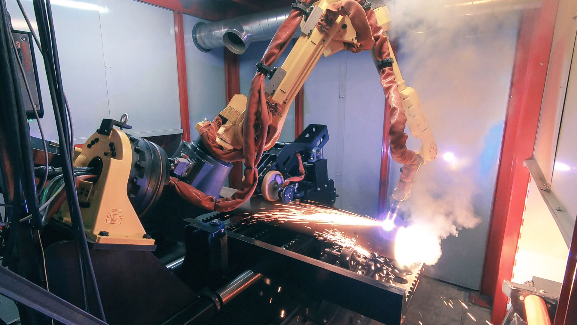 Robot cutting metal